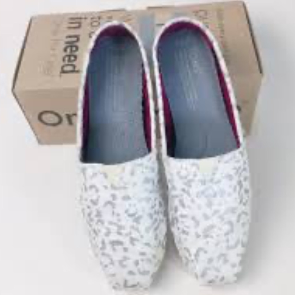 Toms Cream and Gray Leopard Print Slip On Loafers Flats Size 7 Women